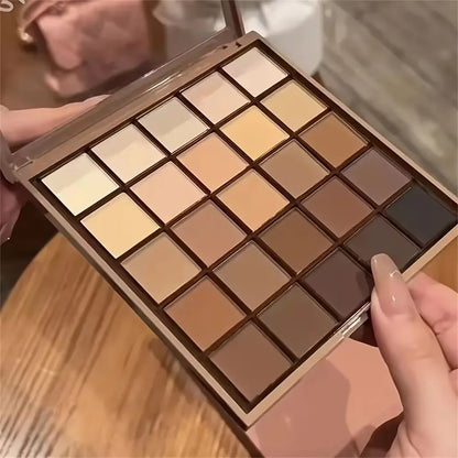 Palette de 25 fards à paupières dans les tons marron, beige et bronze, finis mats et scintillants.
