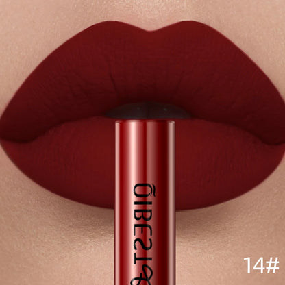 Applicateur de rouge à lèvres liquide mat QIBEST, texture crème veloutée riche en pigments rouges et nudes.
