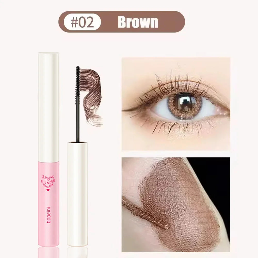 Brosse de mascara ultra-fine montrant l'application de fibres de soie pour allonger et recourber les cils.

