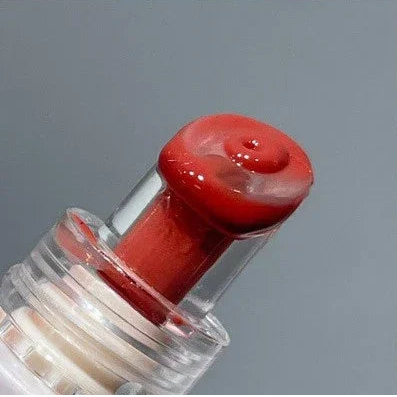 Femme urbaine portant le gloss gelée de cristal fini miroir sur les lèvres