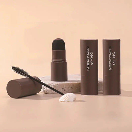 Kit complet incluant un tampon applicateur de poudre, des pochoirs de différentes formes et un goupillon pour sourcils.
