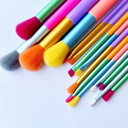 Collection de 15 pinceaux de maquillage aux manches colorés et poils dégradés pour le visage et les yeux.
