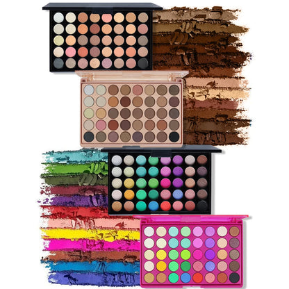 Palette de maquillage ouverte montrant 40 fards : une moitié de tons naturels terreux et une moitié de couleurs vives arc-en-ciel.
