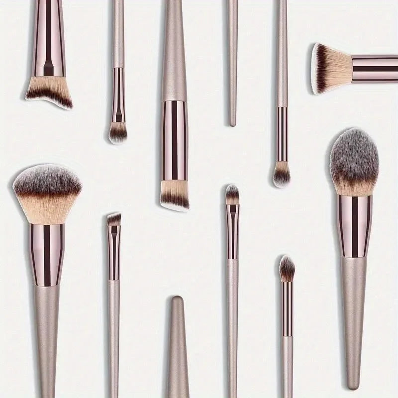 Collection complète de 10 pinceaux de maquillage professionnels avec manches dorés champagne et poils bicolores.