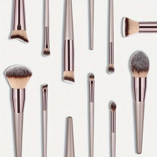 Collection complète de 10 pinceaux de maquillage professionnels avec manches dorés champagne et poils bicolores.