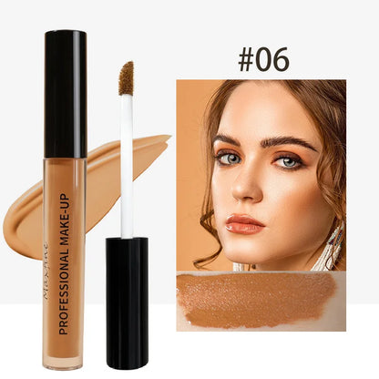 Application du stylo correcteur liquide sur une marque d'acné, texture fluide et couvrante.
