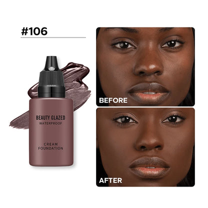 Flacon de fond de teint liquide mat Beauty Glazed, texture fluide étalée montrant la haute couvrance HD.

