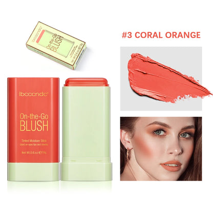 Stick de blush rose mat format bar ouvert, texture crème veloutée sur fond urbain chic.
