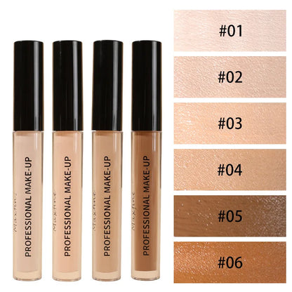 Application du stylo correcteur liquide sur une marque d'acné, texture fluide et couvrante.
