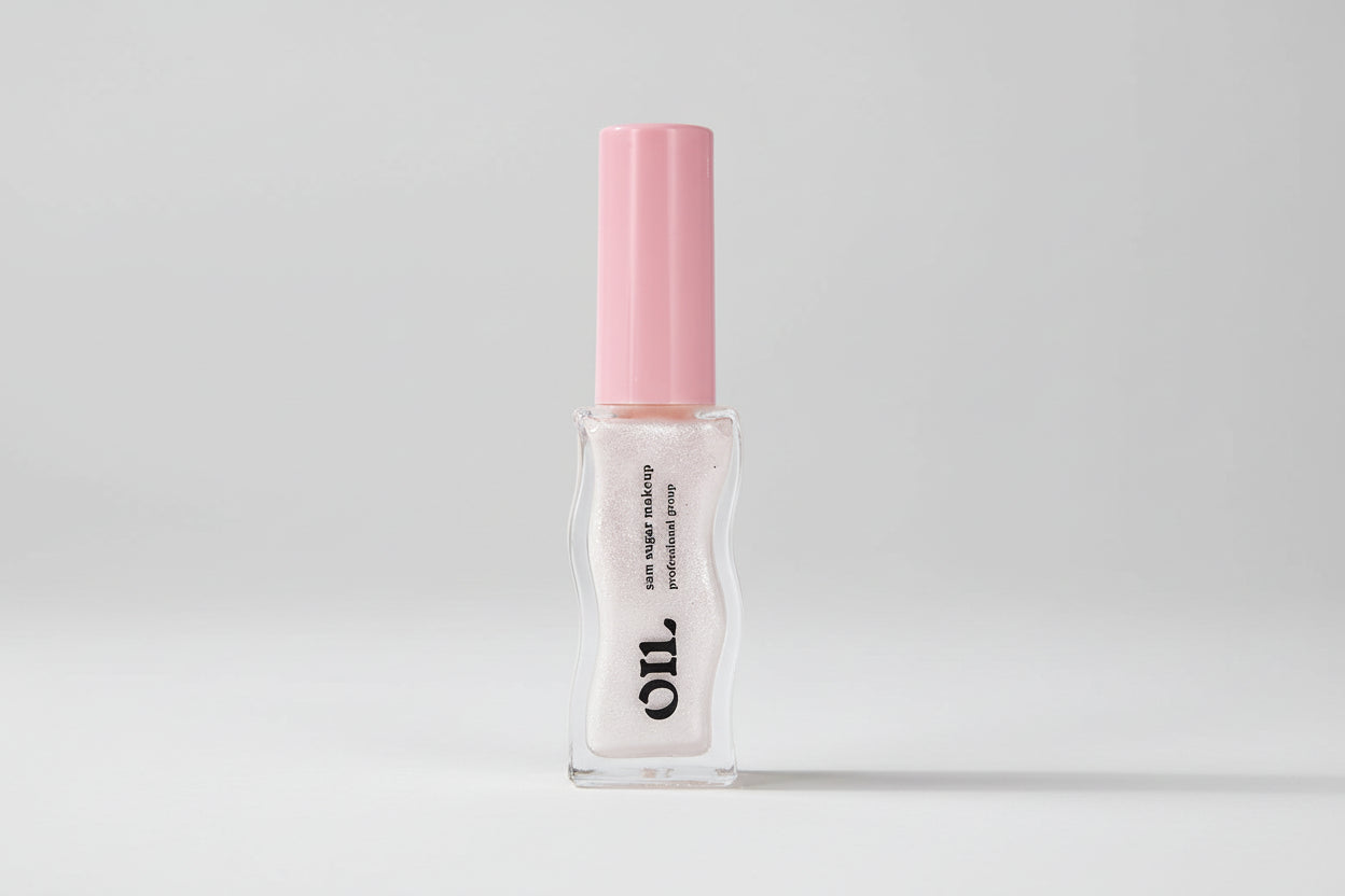 Huile à lèvres au miel texture gelée scintillante sur peau urbaine.