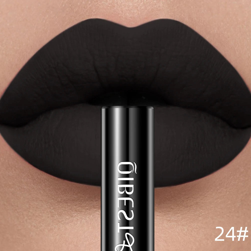 Applicateur de rouge à lèvres liquide mat QIBEST, texture crème veloutée riche en pigments rouges et nudes.
