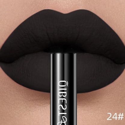 Applicateur de rouge à lèvres liquide mat QIBEST, texture crème veloutée riche en pigments rouges et nudes.
