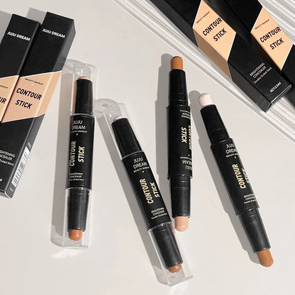 Stick de maquillage double extrémité montrant le côté clair pour l'anti-cernes et le côté foncé pour le contouring.
