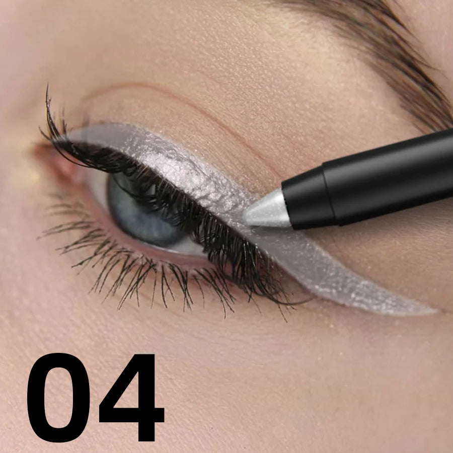 Eyeliner de couleur métallique avec reflets nacrés appliqué sur la paupière, fini scintillant et précis.
