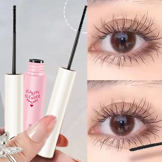 Brosse de mascara ultra-fine montrant l'application de fibres de soie pour allonger et recourber les cils.
