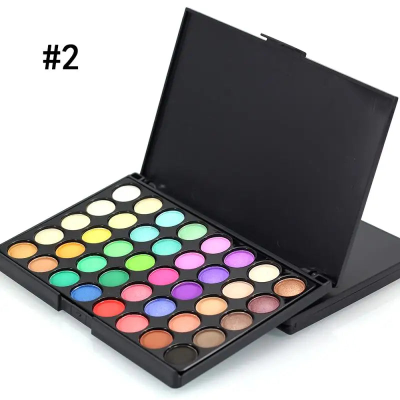 Grande palette de maquillage ouverte révélant un dégradé de 78 fards à paupières colorés, textures mates et irisées.

