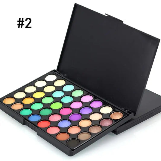 Grande palette de maquillage ouverte révélant un dégradé de 78 fards à paupières colorés, textures mates et irisées.
