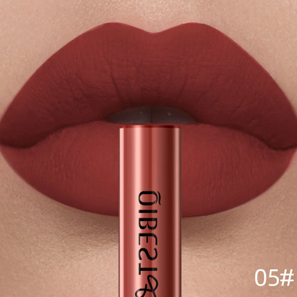Applicateur de rouge à lèvres liquide mat QIBEST, texture crème veloutée riche en pigments rouges et nudes.
