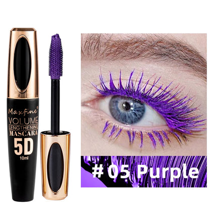 Brosse haute précision de mascara noir 5D montrant la séparation parfaite des cils pour un effet œil de biche.