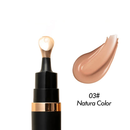 Texture onctueuse de la crème correctrice yeux étalée sur une peau urbaine, montrant l'effet lissant immédiat.
