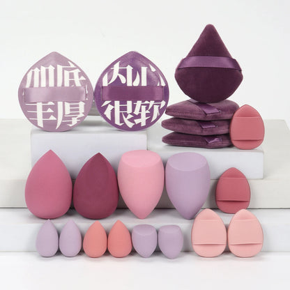 Collection de 20 éponges et houppettes de maquillage roses de différentes formes pour fond de teint et poudre.
