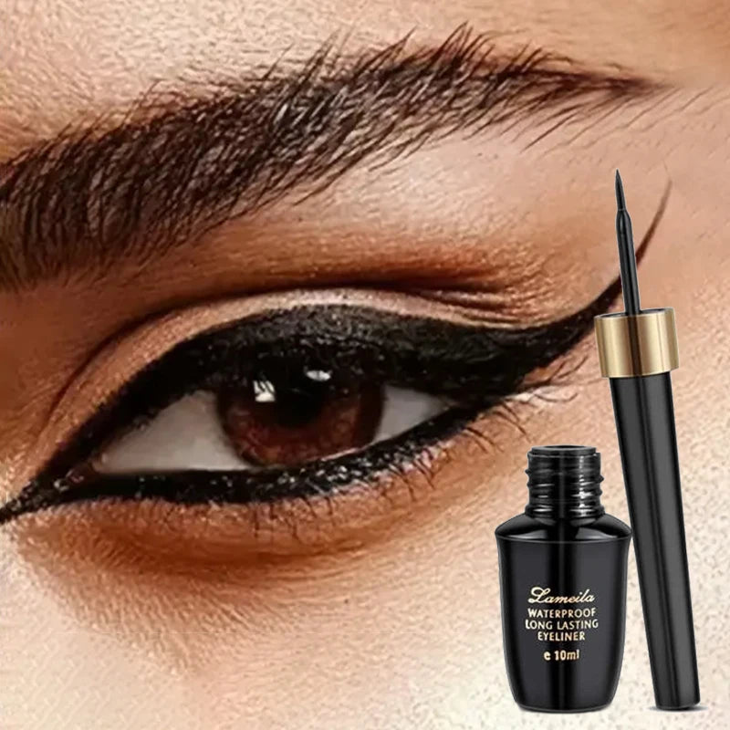 Stylo eyeliner noir à pointe dure réalisant un trait ultra-fin et graphique sur la paupière.

