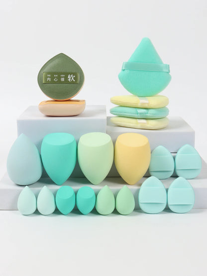 Collection de 20 éponges et houppettes de maquillage roses de différentes formes pour fond de teint et poudre.
