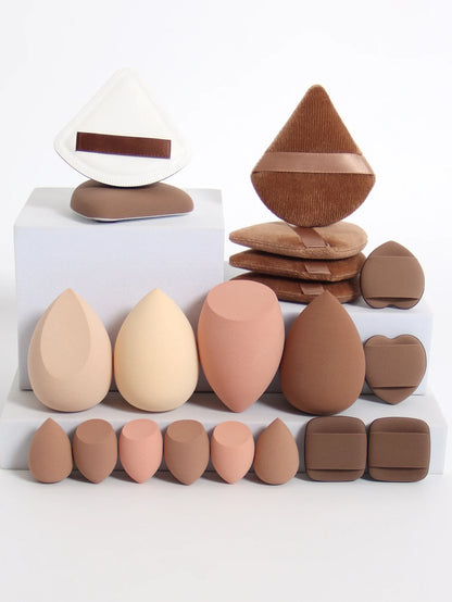 Collection de 20 éponges et houppettes de maquillage roses de différentes formes pour fond de teint et poudre.
