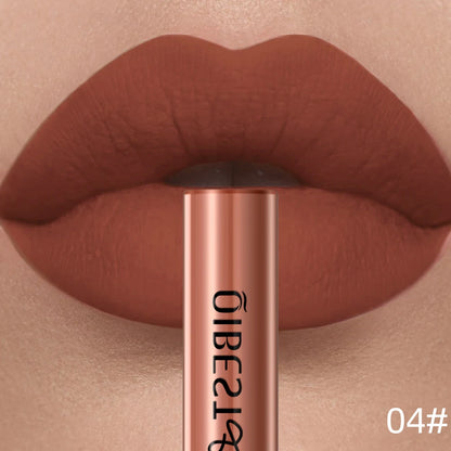Applicateur de rouge à lèvres liquide mat QIBEST, texture crème veloutée riche en pigments rouges et nudes.
