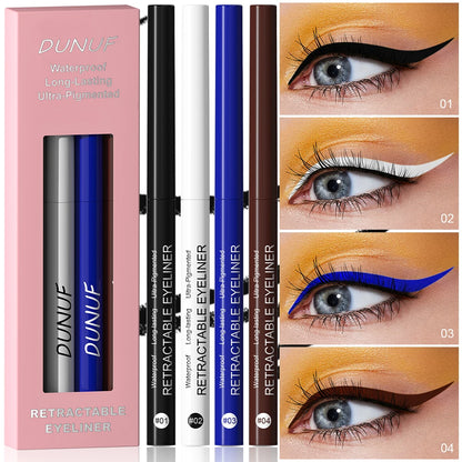 Main tenant quatre crayons eyeliner noirs fins, montrant une mine tendre pour un tracé précis sur la paupière.

