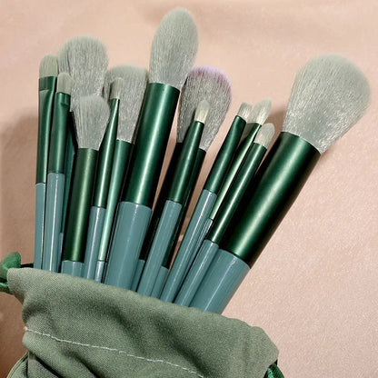 Différentes options de sets de pinceaux de maquillage noirs professionnels, du kit essentiel au set complet de 22 pièces.