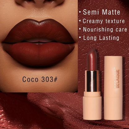 Rouge à lèvres bâton fini mat soyeux couleur nude bois de rose, texture onctueuse et pigmentée.
