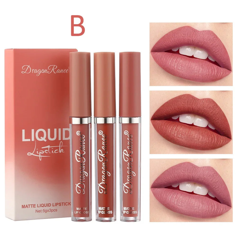 Set de 3 rouges à lèvres liquides mats dans un coffret élégant, nuances allant du nude au rouge profond, style cosmétique coréenne.
