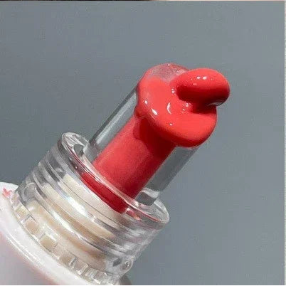 Femme urbaine portant le gloss gelée de cristal fini miroir sur les lèvres