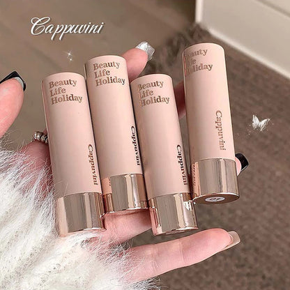 Stick contouring crème Cappuvini appliqué sur l'arête du nez pour un effet affinant et naturel.
