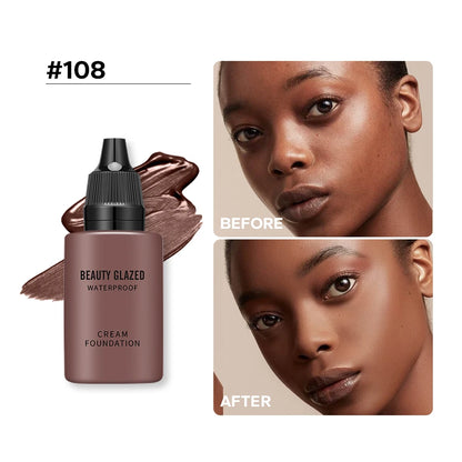 Flacon de fond de teint liquide mat Beauty Glazed, texture fluide étalée montrant la haute couvrance HD.
