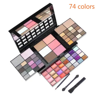 Grande palette de maquillage ouverte révélant un dégradé de 78 fards à paupières colorés, textures mates et irisées.
