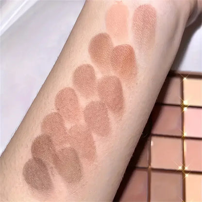 Palette de 25 fards à paupières dans les tons marron, beige et bronze, finis mats et scintillants.
