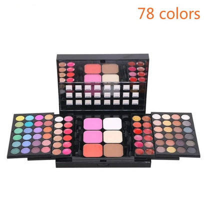 Grande palette de maquillage ouverte révélant un dégradé de 78 fards à paupières colorés, textures mates et irisées.
