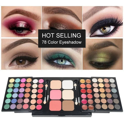 Grande palette de maquillage ouverte révélant un dégradé de 78 fards à paupières colorés, textures mates et irisées.
