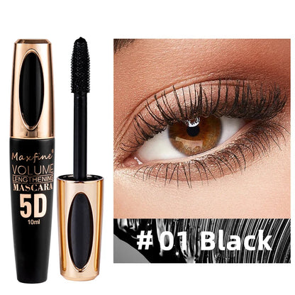 Brosse haute précision de mascara noir 5D montrant la séparation parfaite des cils pour un effet œil de biche.