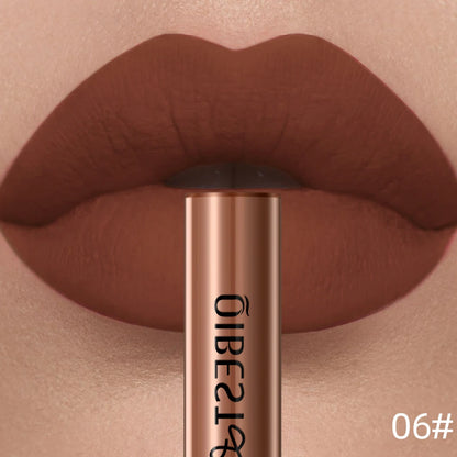 Applicateur de rouge à lèvres liquide mat QIBEST, texture crème veloutée riche en pigments rouges et nudes.
