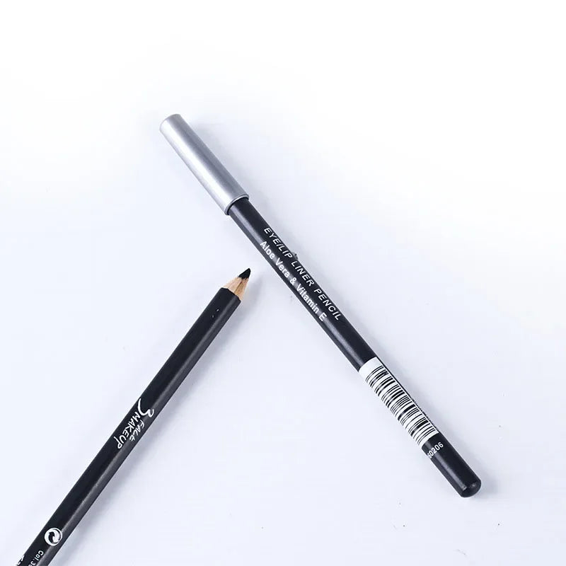 Crayon de maquillage professionnel noir et marron, mine matte taillée pour un tracé précis de l'eyeliner et des sourcils.
