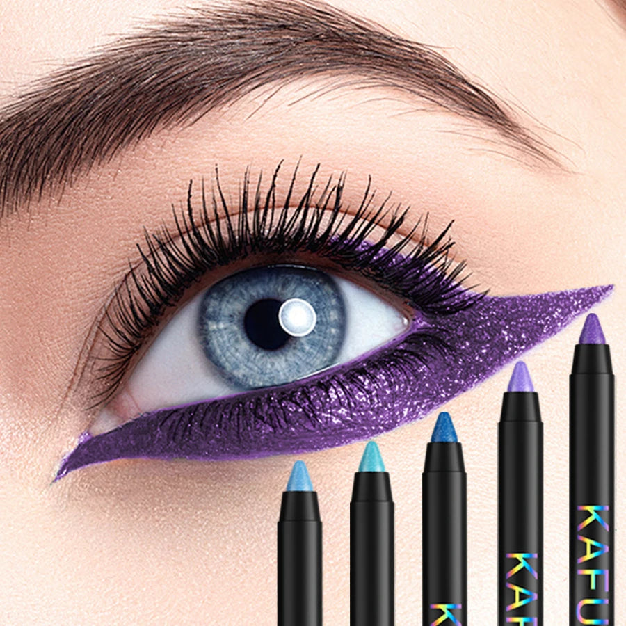 Eyeliner de couleur métallique avec reflets nacrés appliqué sur la paupière, fini scintillant et précis.
