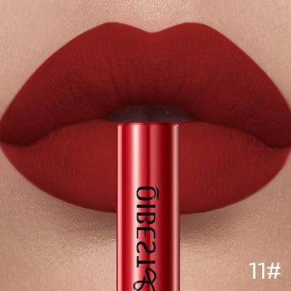 Applicateur de rouge à lèvres liquide mat QIBEST, texture crème veloutée riche en pigments rouges et nudes.
