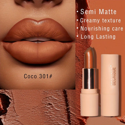 Rouge à lèvres bâton fini mat soyeux couleur nude bois de rose, texture onctueuse et pigmentée.
