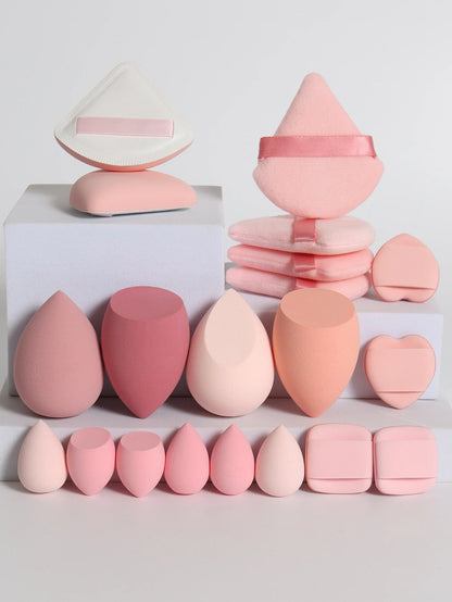 Collection de 20 éponges et houppettes de maquillage roses de différentes formes pour fond de teint et poudre.
