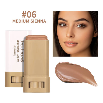 Stick de teint effet sérum hydratant glissant sur la joue, fini lumineux et repulpé, disponible en 6 teintes.
