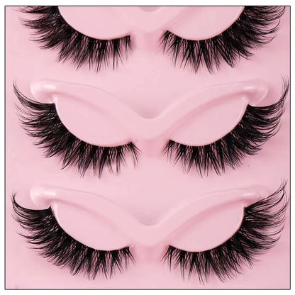 Boîtier de 5 paires de faux-cils de type cat-eye, plus longs sur le coin externe pour étirer le regard.
