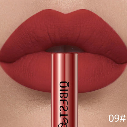 Applicateur de rouge à lèvres liquide mat QIBEST, texture crème veloutée riche en pigments rouges et nudes.

